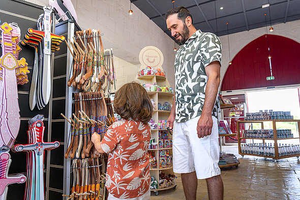 Enfant et adulte dans la boutique 