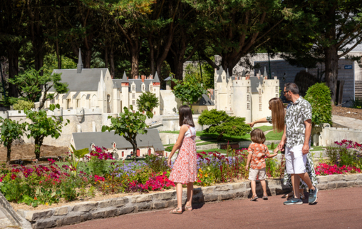 Tribu devant maquette Parc Mini-Châteaux